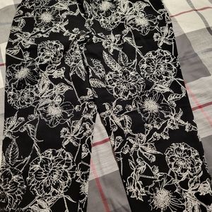 Chicos floral print stretch capri
